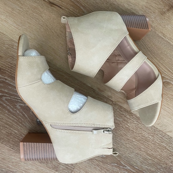 NIB Journee Collection Juniper Tan Heeled Sandals - Picture 8 of 12